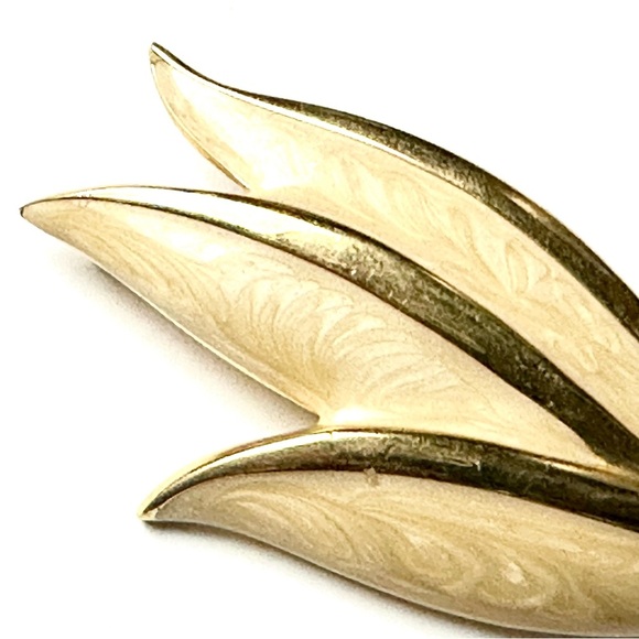 Napier Vintage Gold-Tone and Cream Pearlized Enamel Brooch GUC - Picture 3 of 7